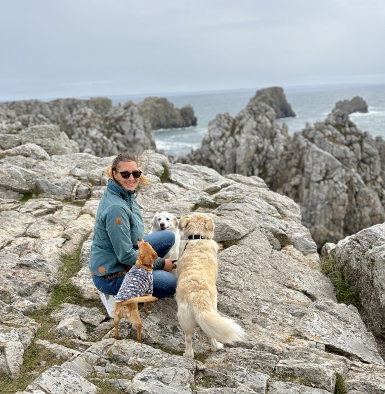 Franziska Wallenaar mit ihren drei Hunden Ozzy, Ava und Nala am Strand – KLARHUND Ostschweiz